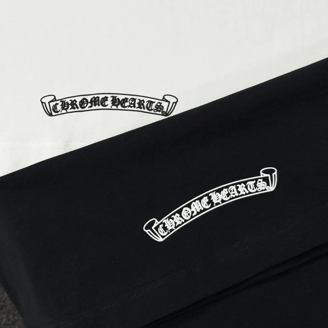 P170 Chrome Hearts 25 high-end versions. The fabric is made of 300 grams of high-density pure cotton. It does not deform or shrink. It has three labels. It is the same style for men and women. Technology: suede foaming + digital printing. Color: white, black. SIZE: S-XL.